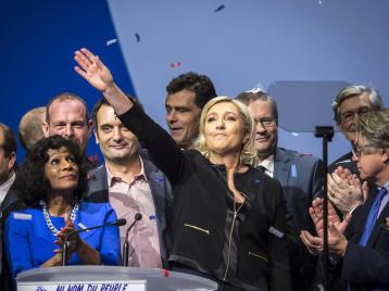 marine-le-pen-salute